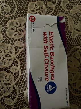 Elastic bandages with self closure